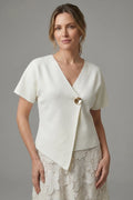 Top Beige Cruzado de Punto con Botón Dorado Elegante y Cómodo