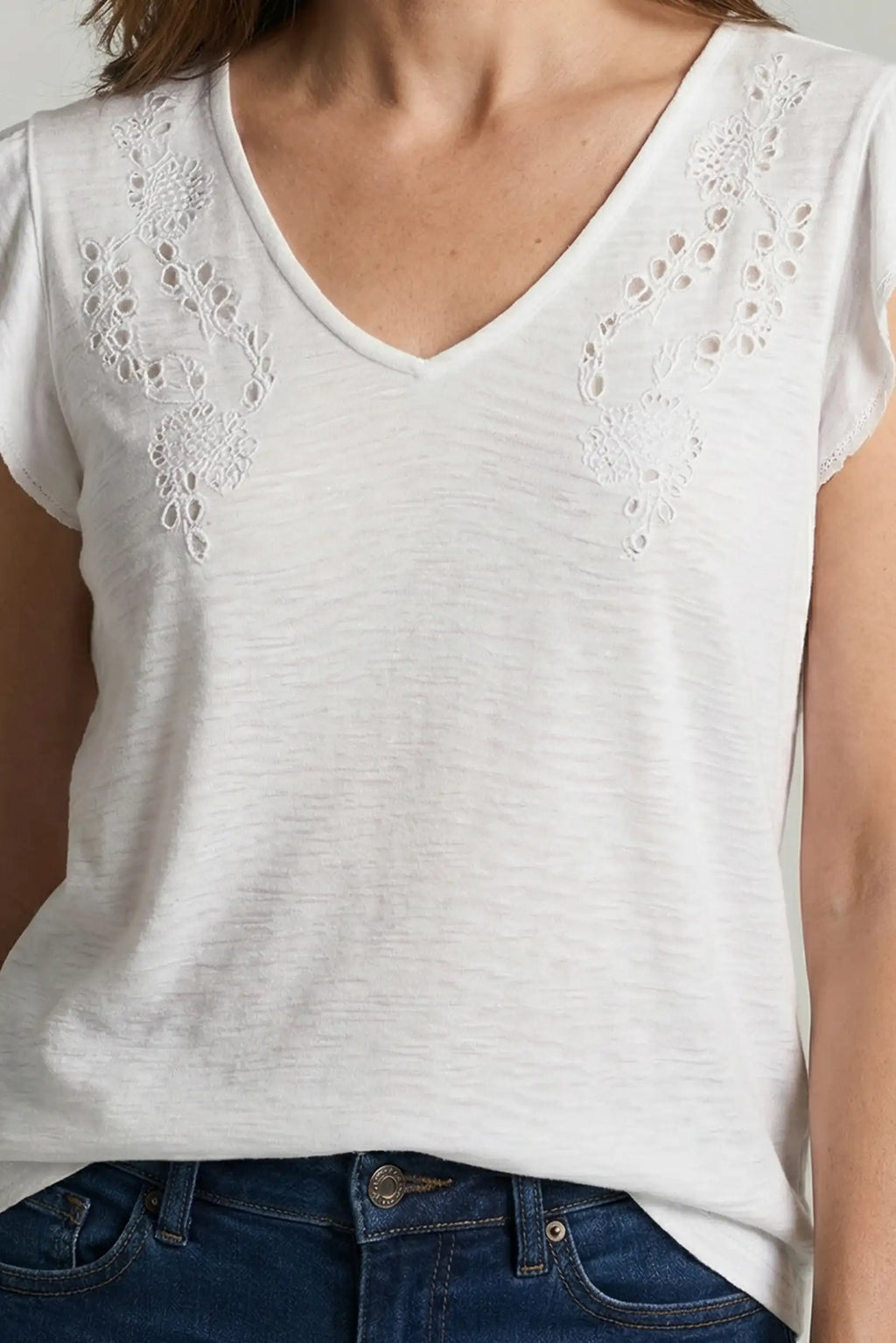 Blusa blanca mujer cuello pico bordada algodón manga larga elegante