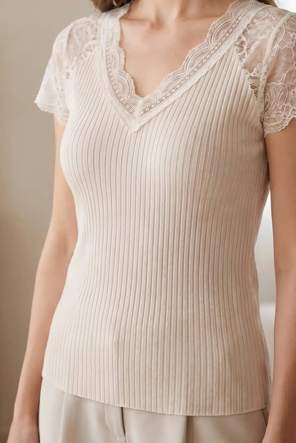 Camiseta Mujer Beige Canalé con encaje y bordados