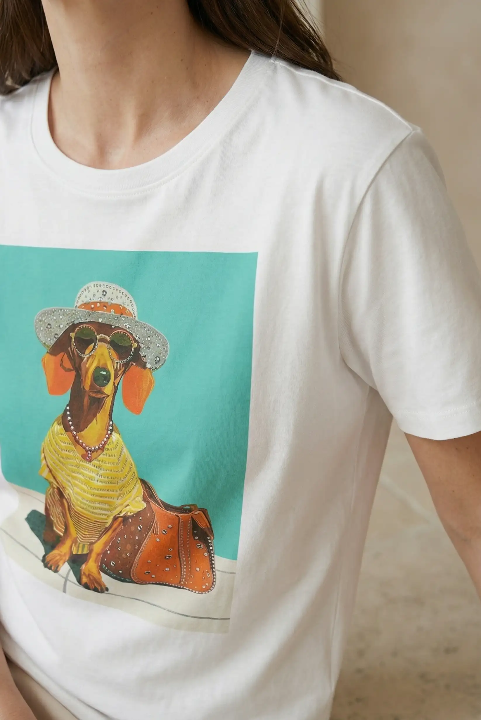 Camiseta blanca mujer algodón elástico con estampado perro salchicha