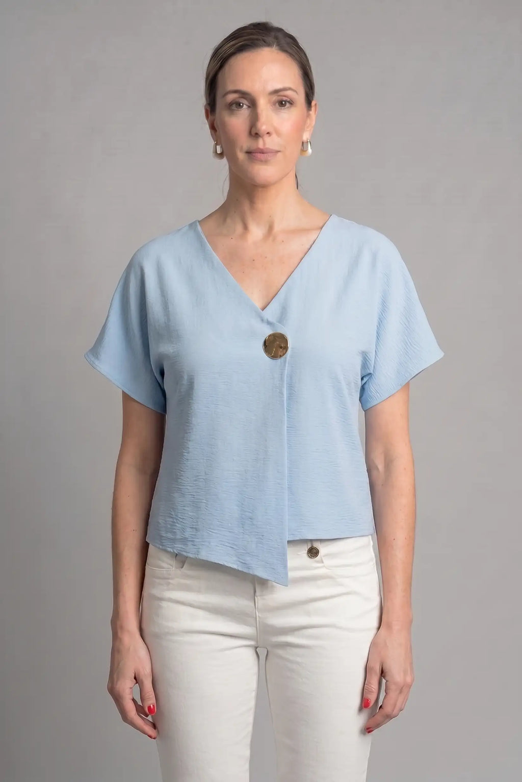 Top azul cielo cruzado de punto con botón dorado – Elegancia primavera/verano