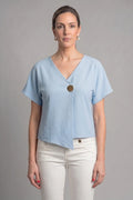 Top azul cielo cruzado de punto con botón dorado – Elegancia primavera/verano