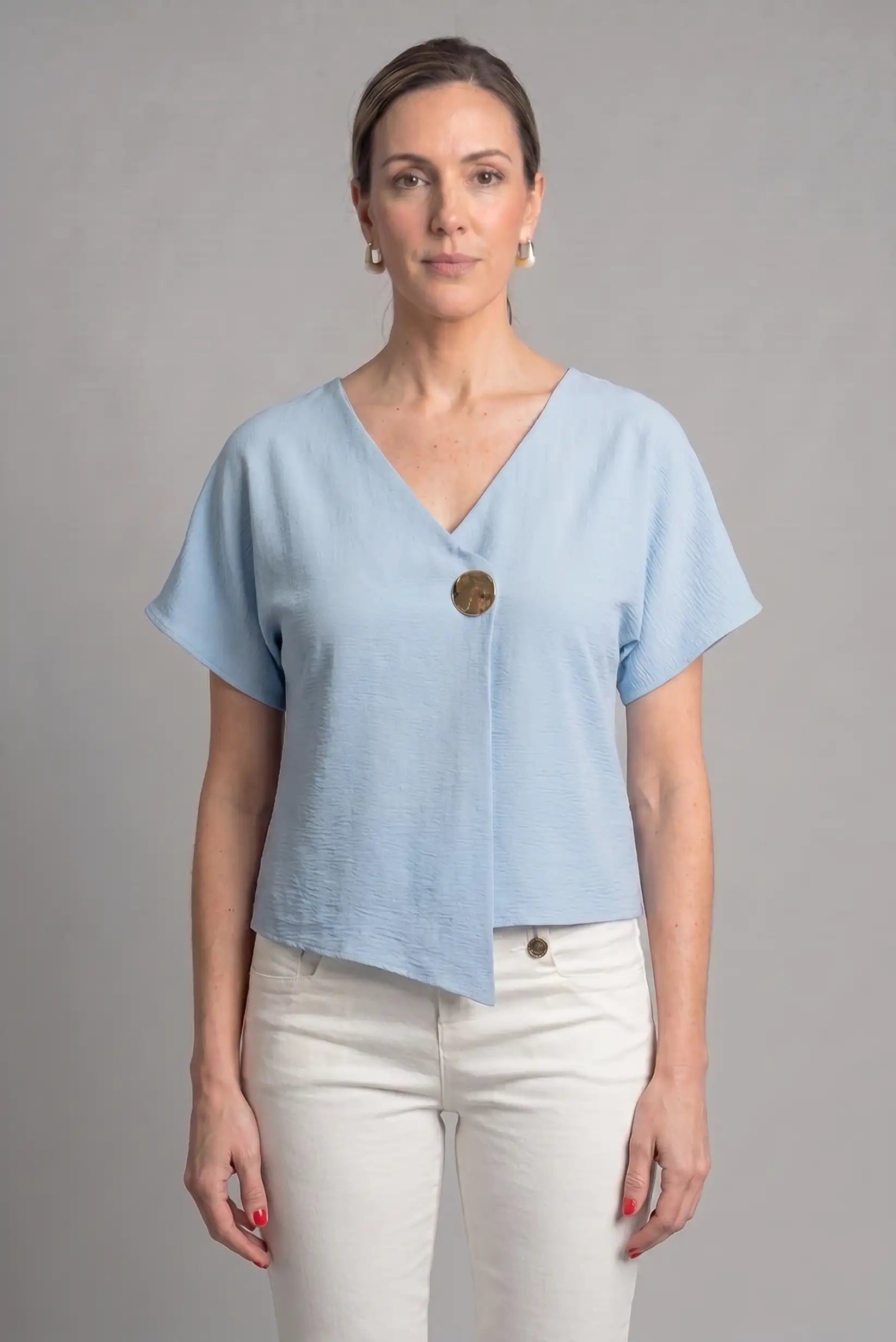 Top azul cielo cruzado de punto con botón dorado – Elegancia primavera/verano