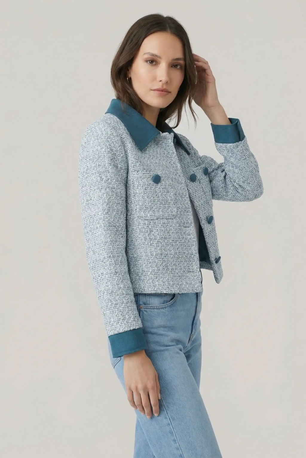 Chaqueta corta de tweed estructurada con cuello camisero azul
