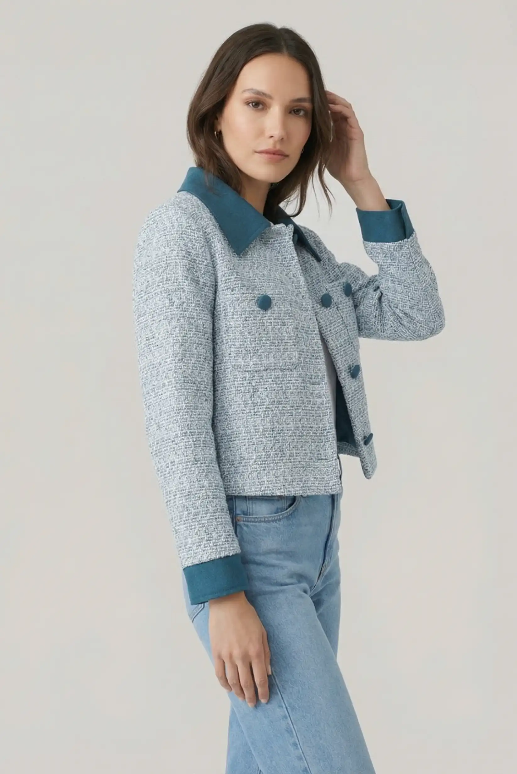 Chaqueta corta de tweed estructurada con cuello camisero azul
