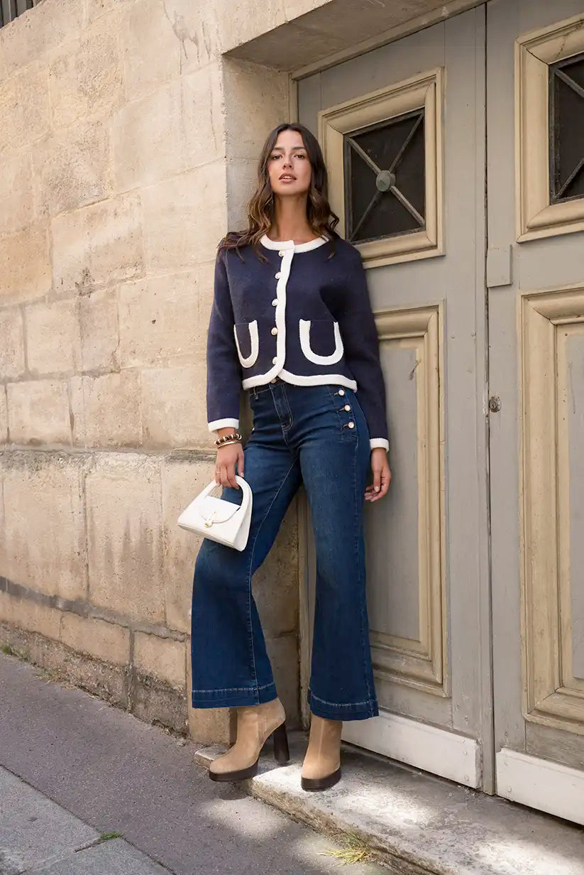 Chaqueta Azul Marino Mujer con Ribete Beige y Botones Dorados