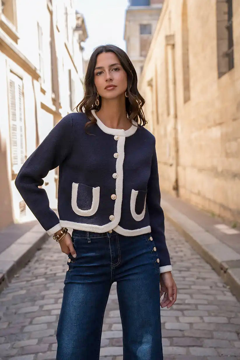 Chaqueta Azul Marino Mujer con Ribete Beige y Botones Dorados