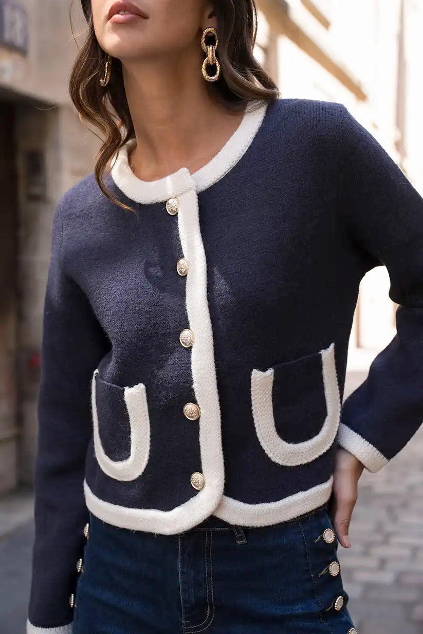 Chaqueta Azul Marino Mujer con Ribete Beige y Botones Dorados