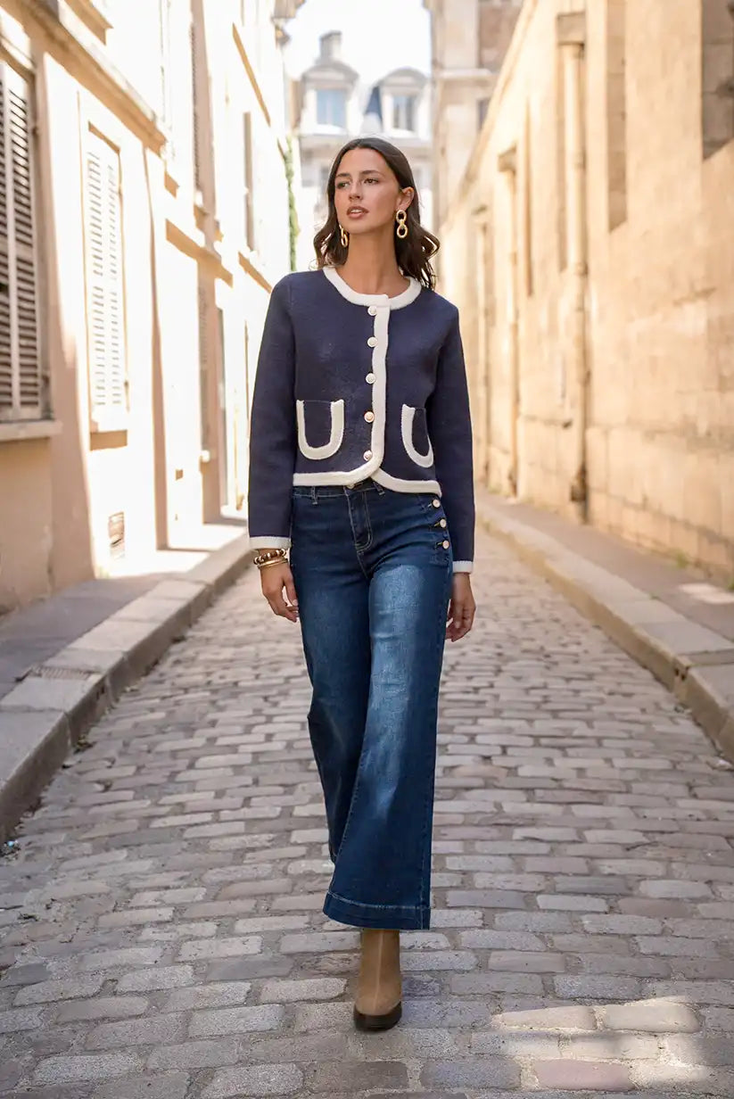 Chaqueta Azul Marino Mujer con Ribete Beige y Botones Dorados