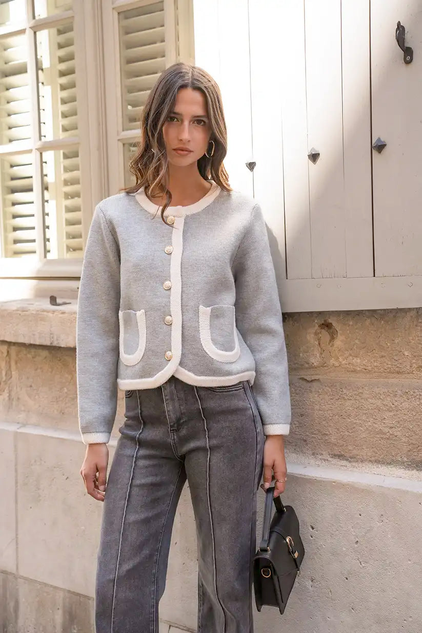 Chaqueta Gris Mujer con Ribete Beige y Botones Dorados Elegante
