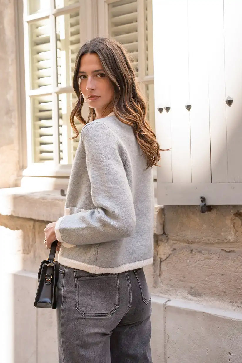 Chaqueta Gris Mujer con Ribete Beige y Botones Dorados Elegante