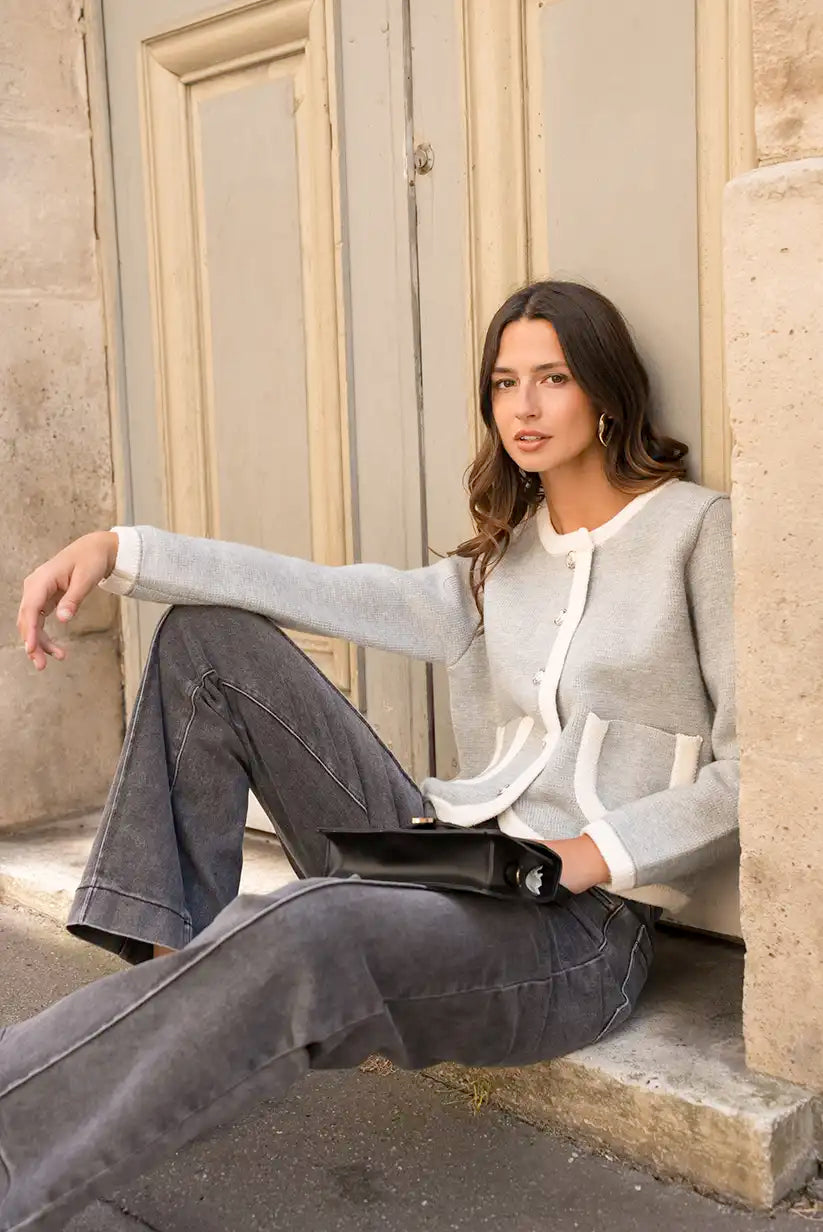 Chaqueta Gris Mujer con Ribete Beige y Botones Dorados Elegante