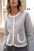 Chaqueta Gris Mujer con Ribete Beige y Botones Dorados Elegante