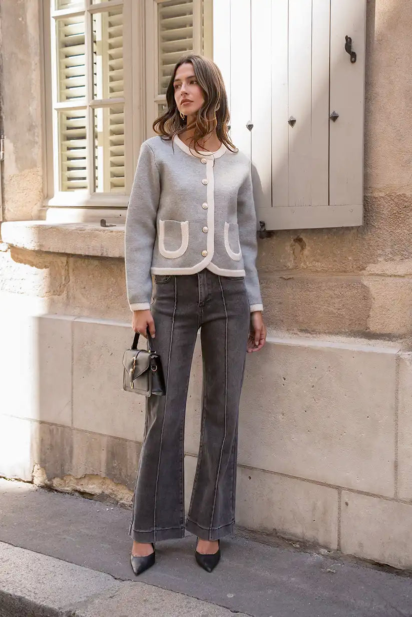 Chaqueta Gris Mujer con Ribete Beige y Botones Dorados Elegante