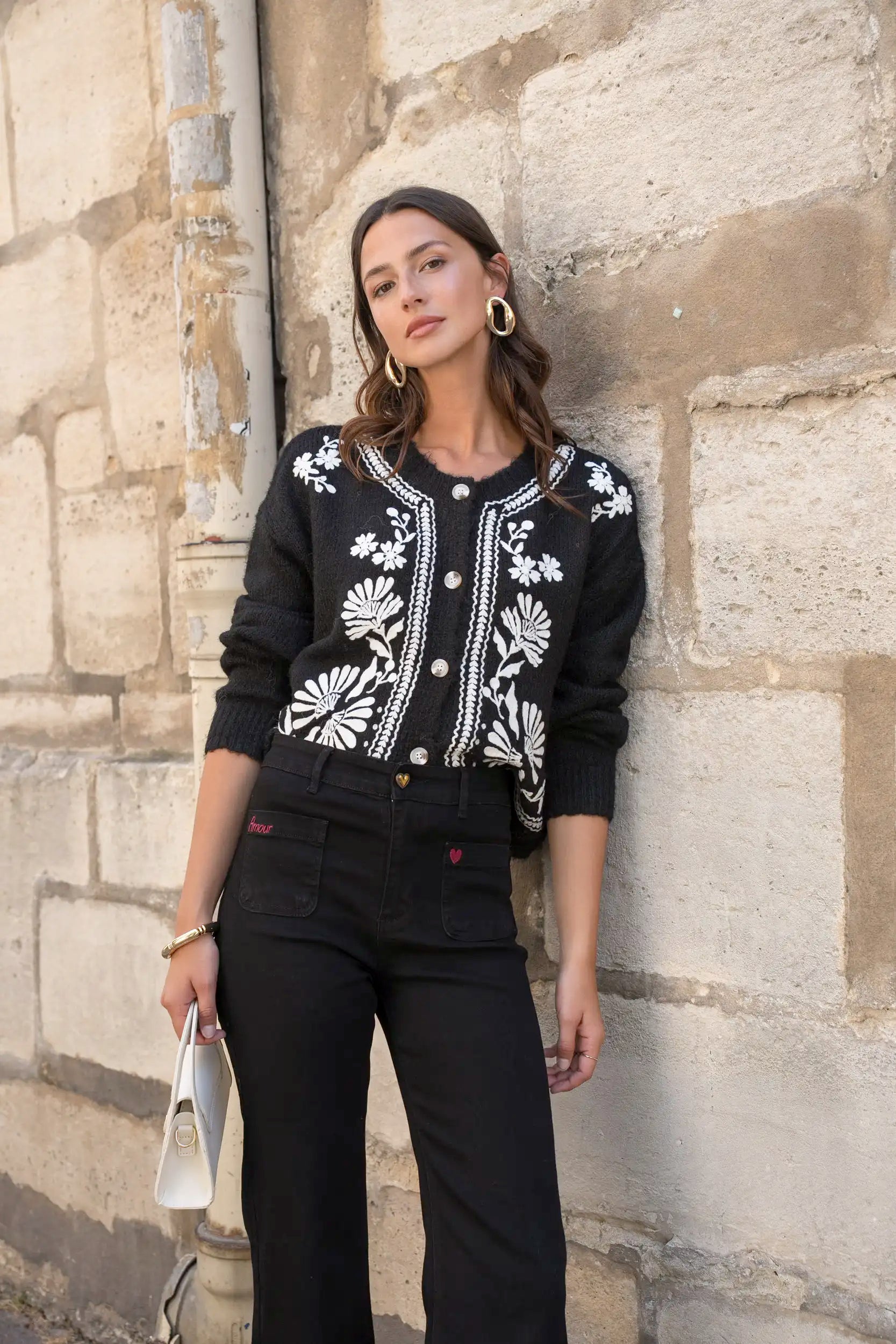 Chaqueta Negra Mujer con Bordados Florales Blancos Folk Chic