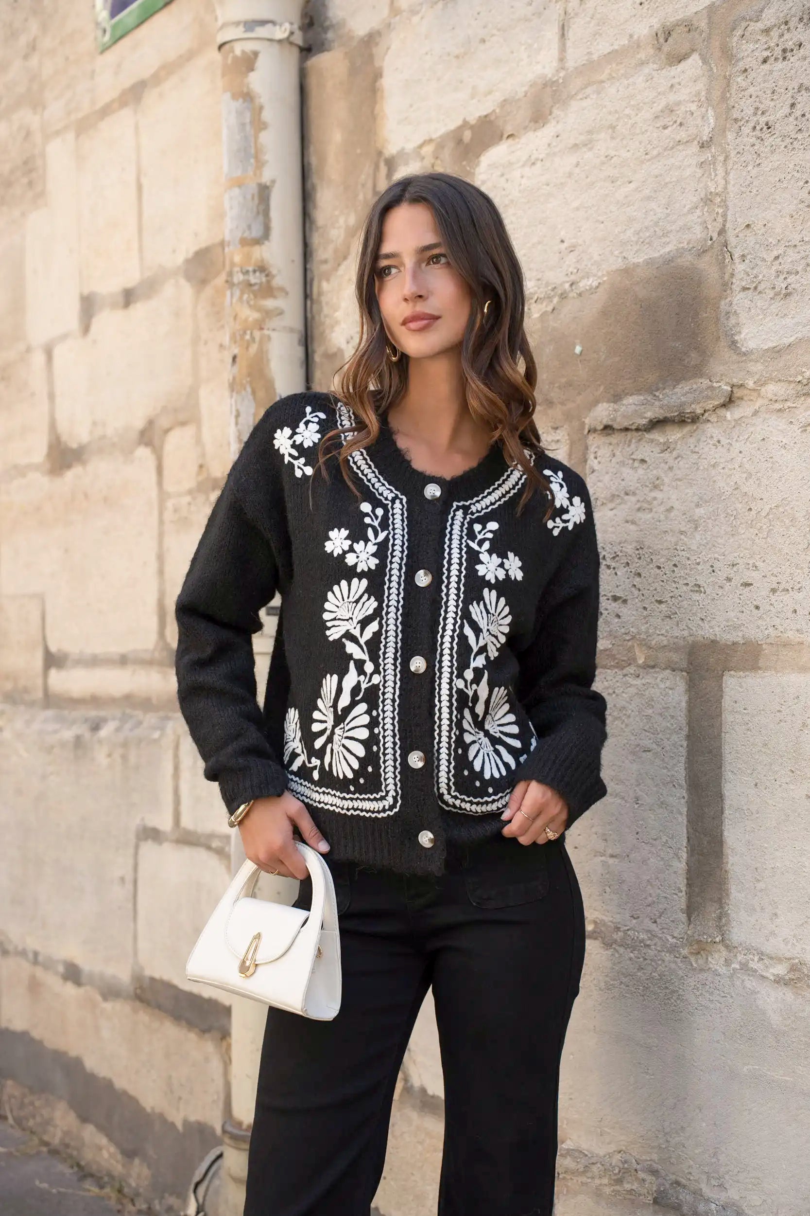 Chaqueta Negra Mujer con Bordados Florales Blancos Folk Chic