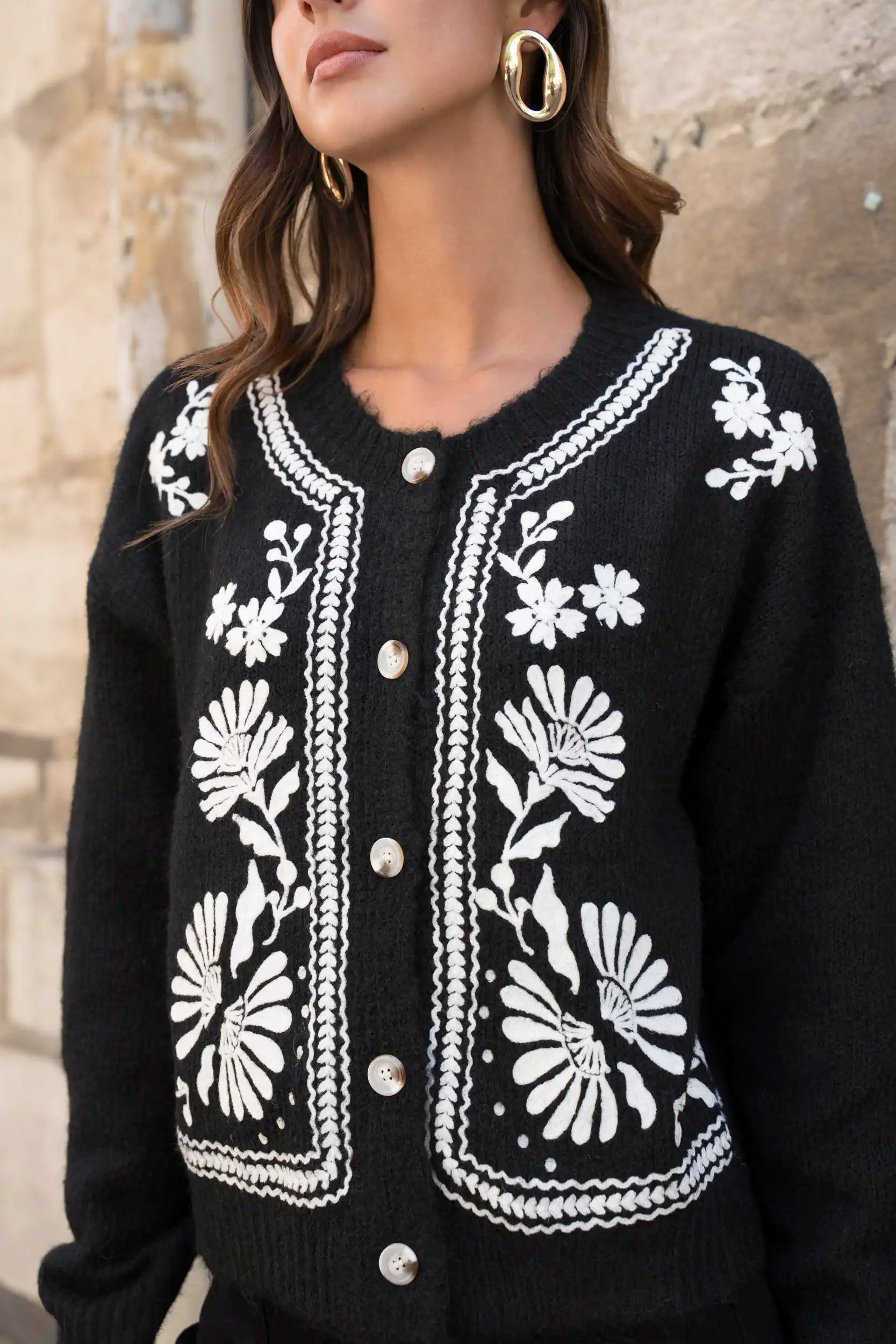 Chaqueta Negra Mujer con Bordados Florales Blancos Folk Chic
