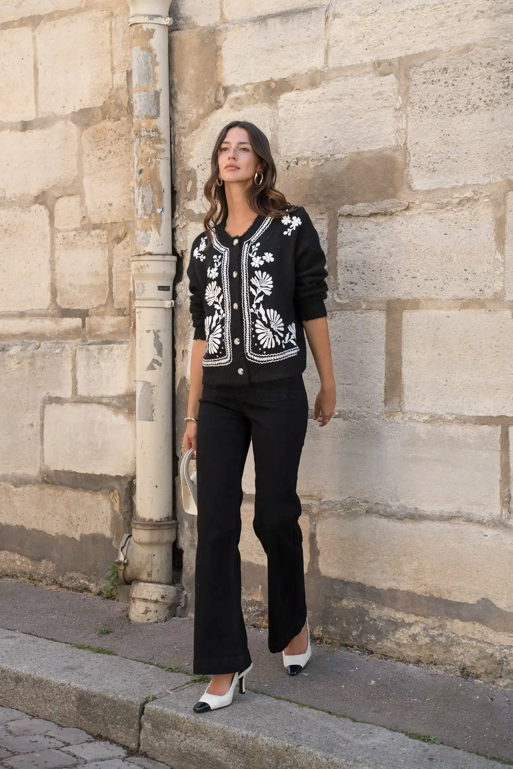 Chaqueta Negra Mujer con Bordados Florales Blancos Folk Chic