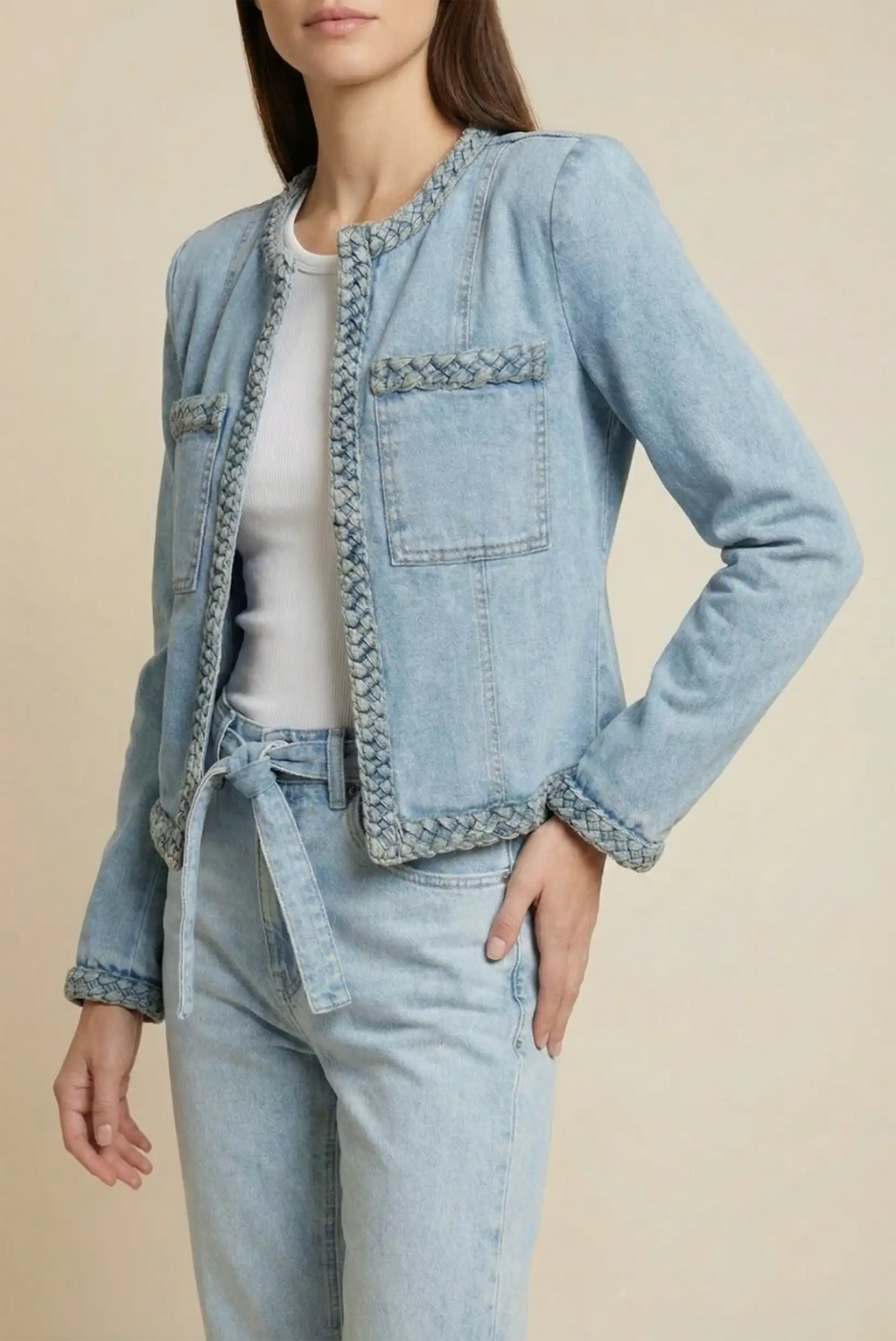 Chaqueta vaquera corta recta azul claro con detalles trenzados