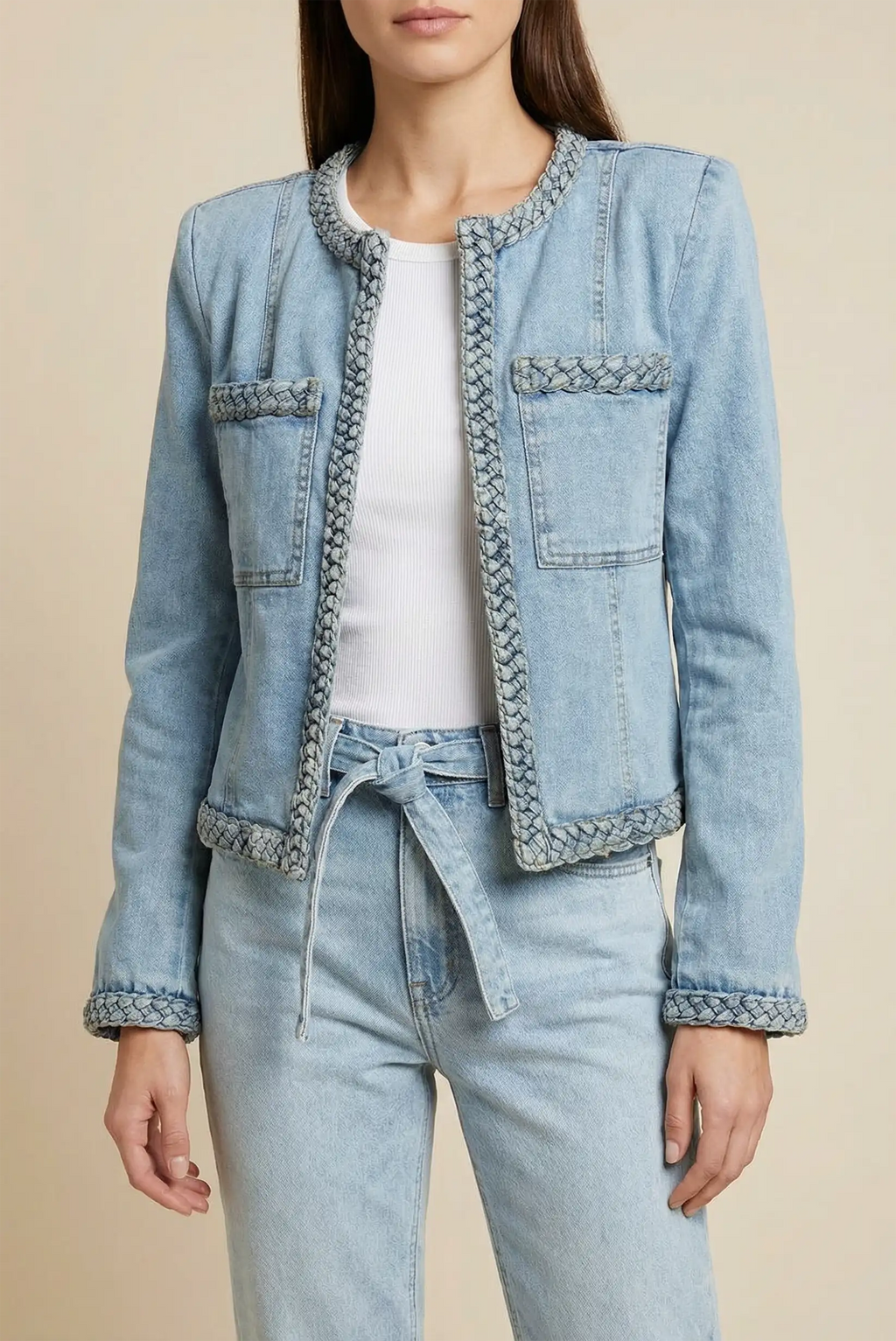 Chaqueta vaquera corta recta azul claro con detalles trenzados