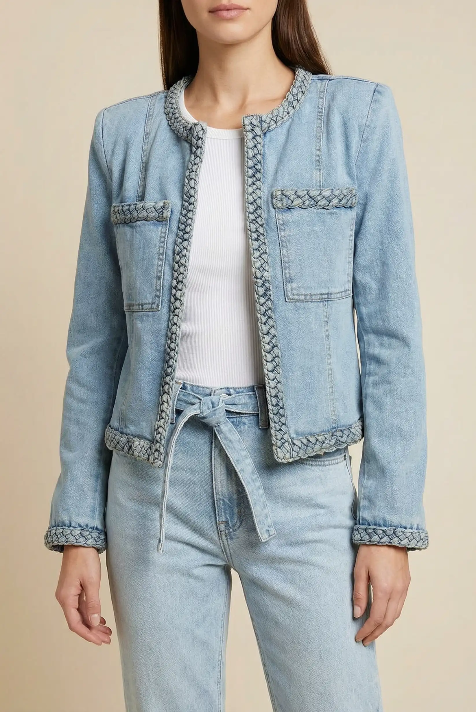 Chaqueta vaquera corta recta azul claro con detalles trenzados