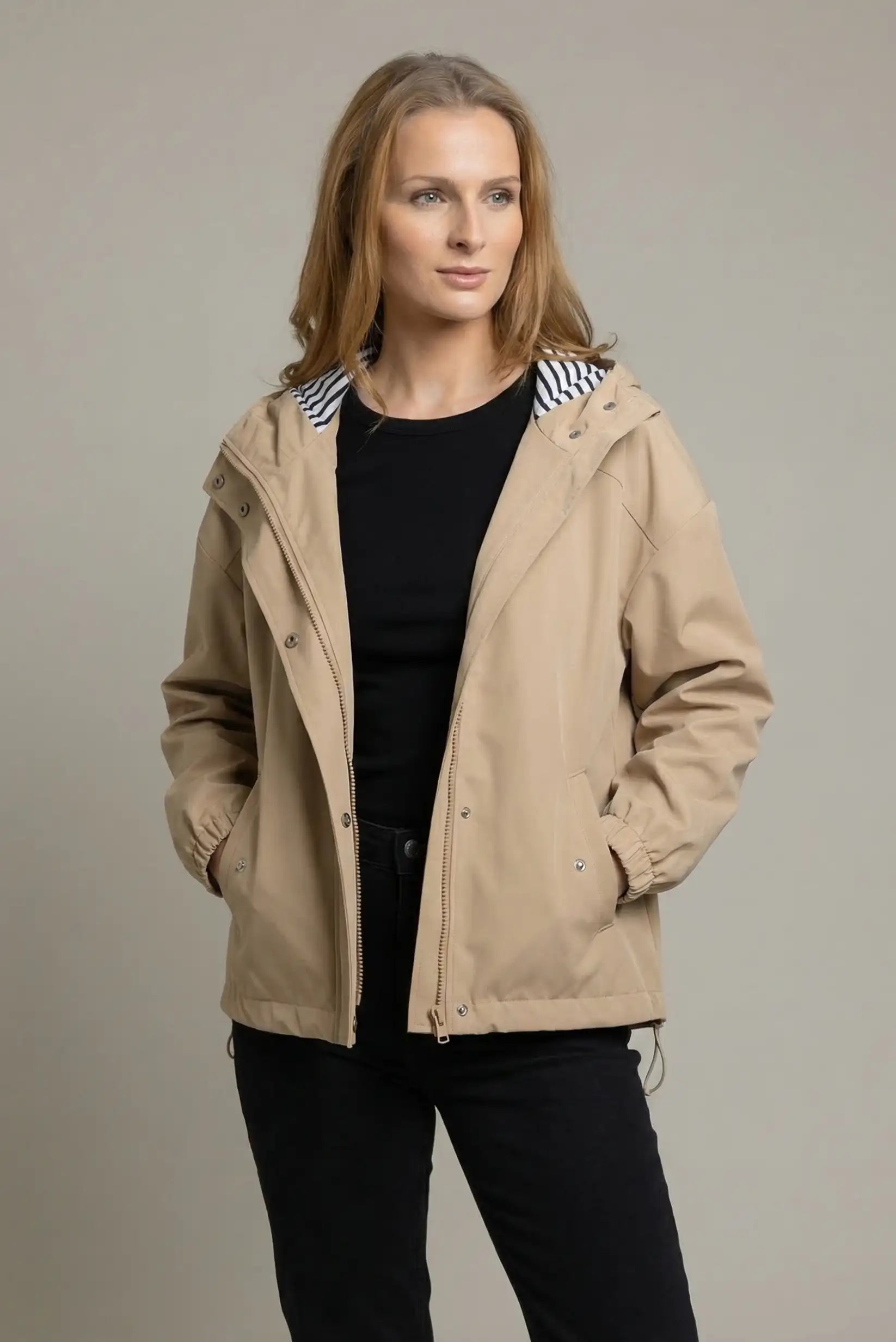 Chubasquero Corto Mujer Beige con Capucha | Chaqueta Impermeable Ligera Primavera