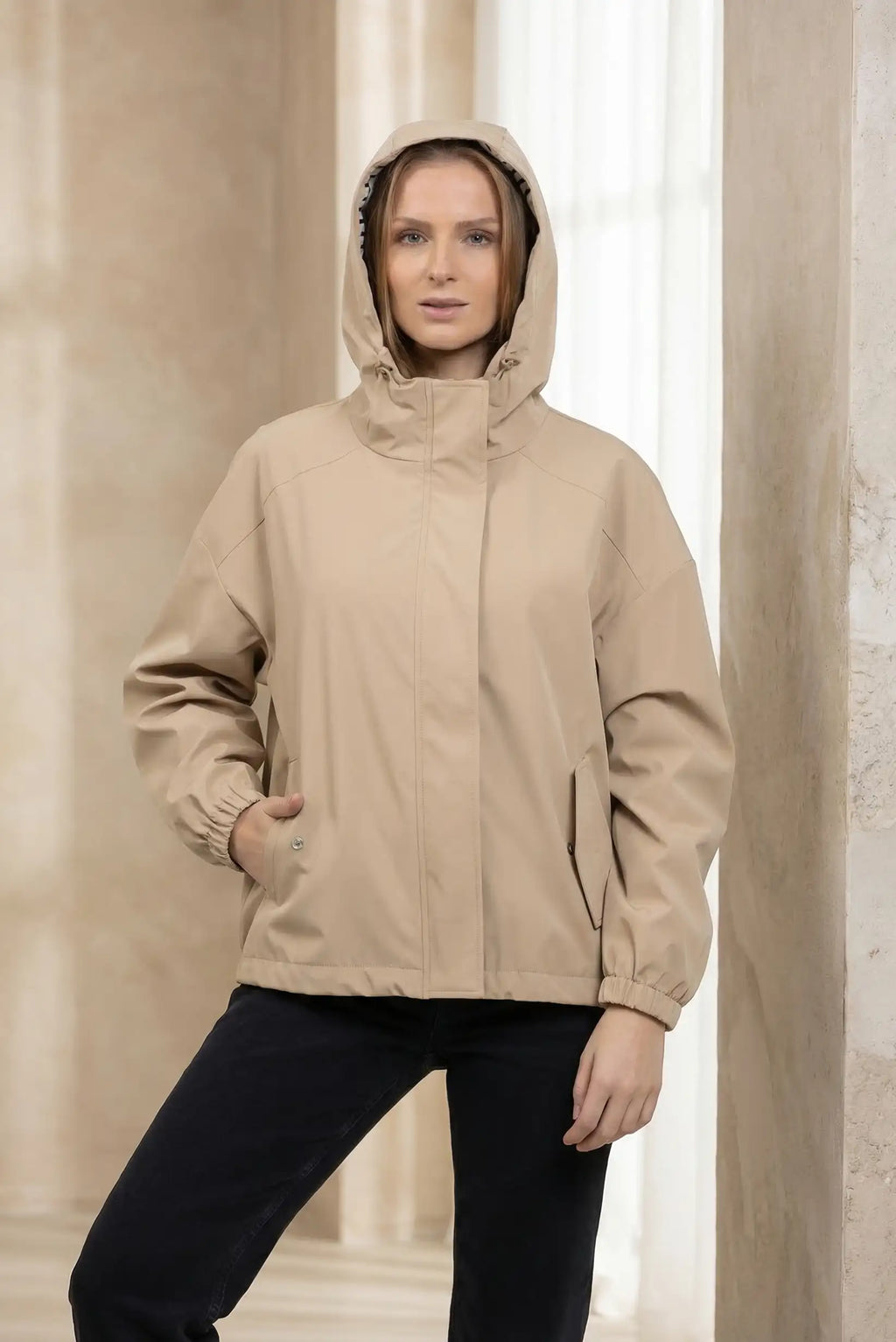 Chubasquero Corto Mujer Beige con Capucha | Chaqueta Impermeable Ligera Primavera