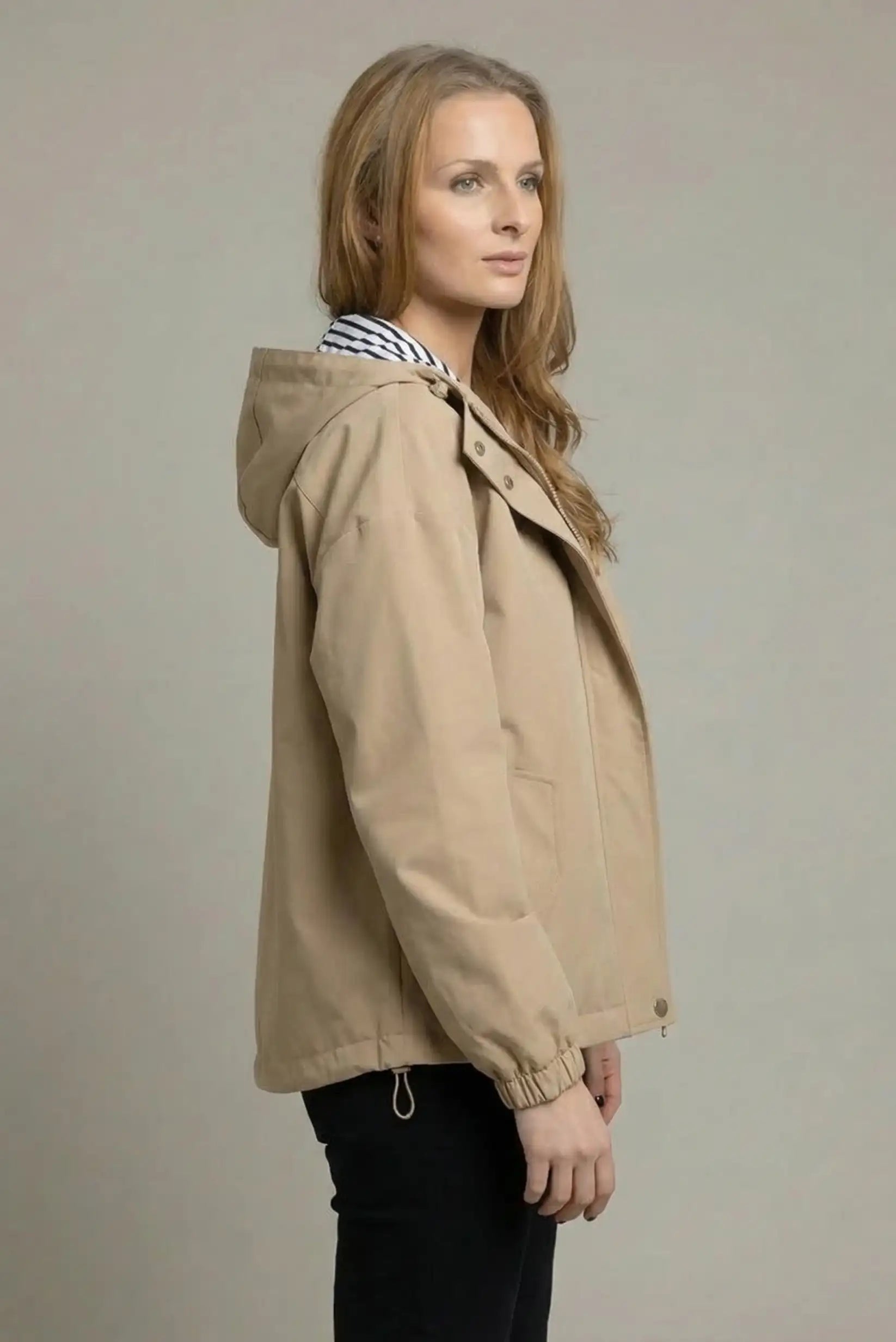 Chubasquero Corto Mujer Beige con Capucha | Chaqueta Impermeable Ligera Primavera