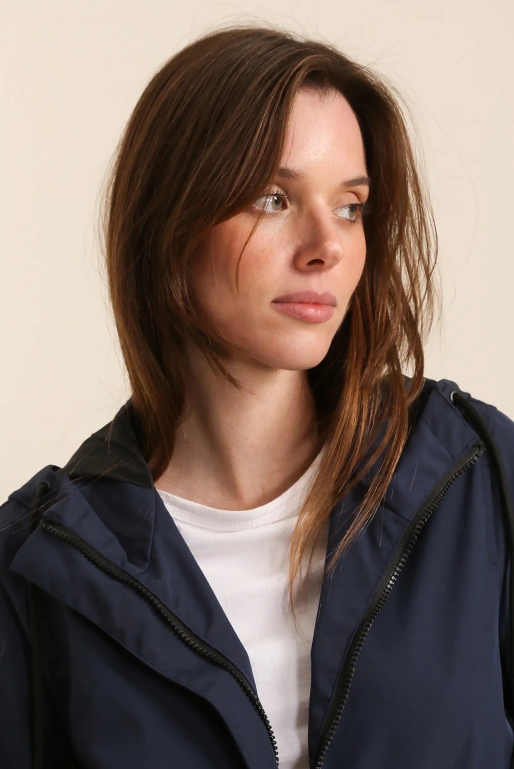 Chubasquero corto azul marino mujer 100% impermeable y transpirable