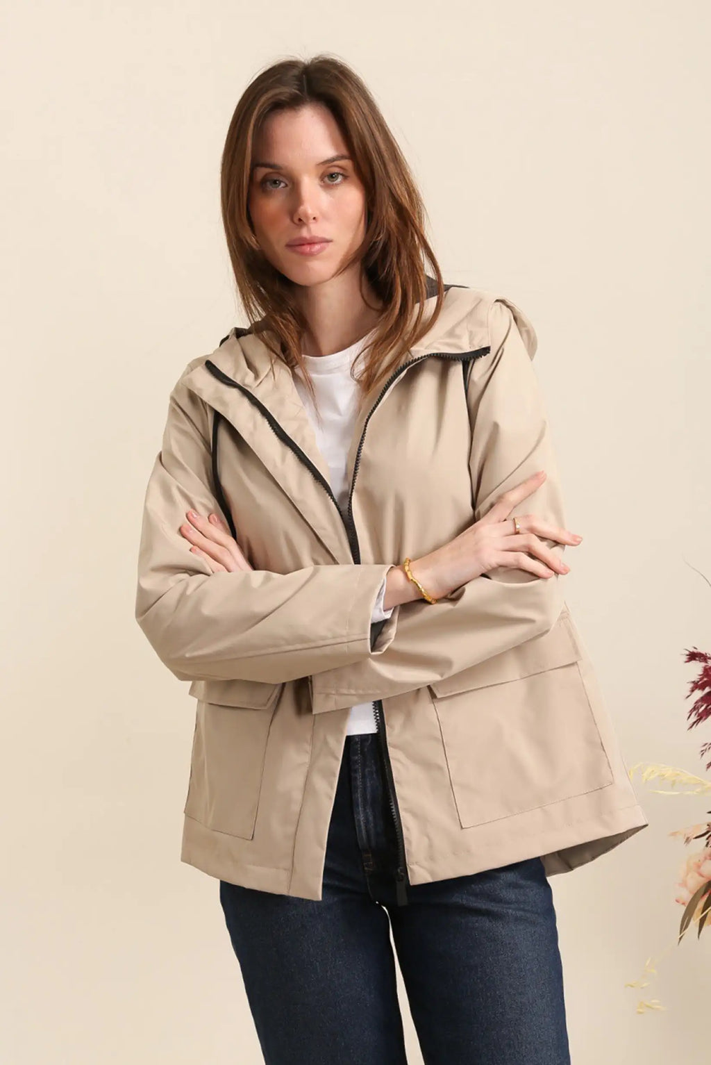 Chubasquero corto impermeable y transpirable beige con capucha
