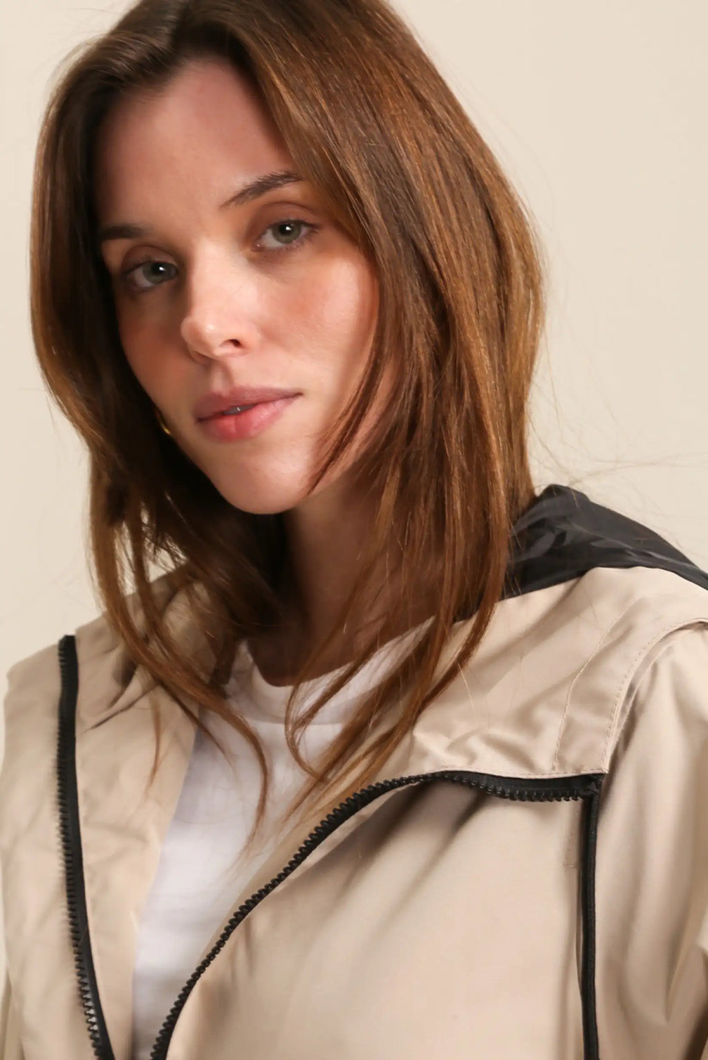 Chubasquero corto impermeable y transpirable beige con capucha