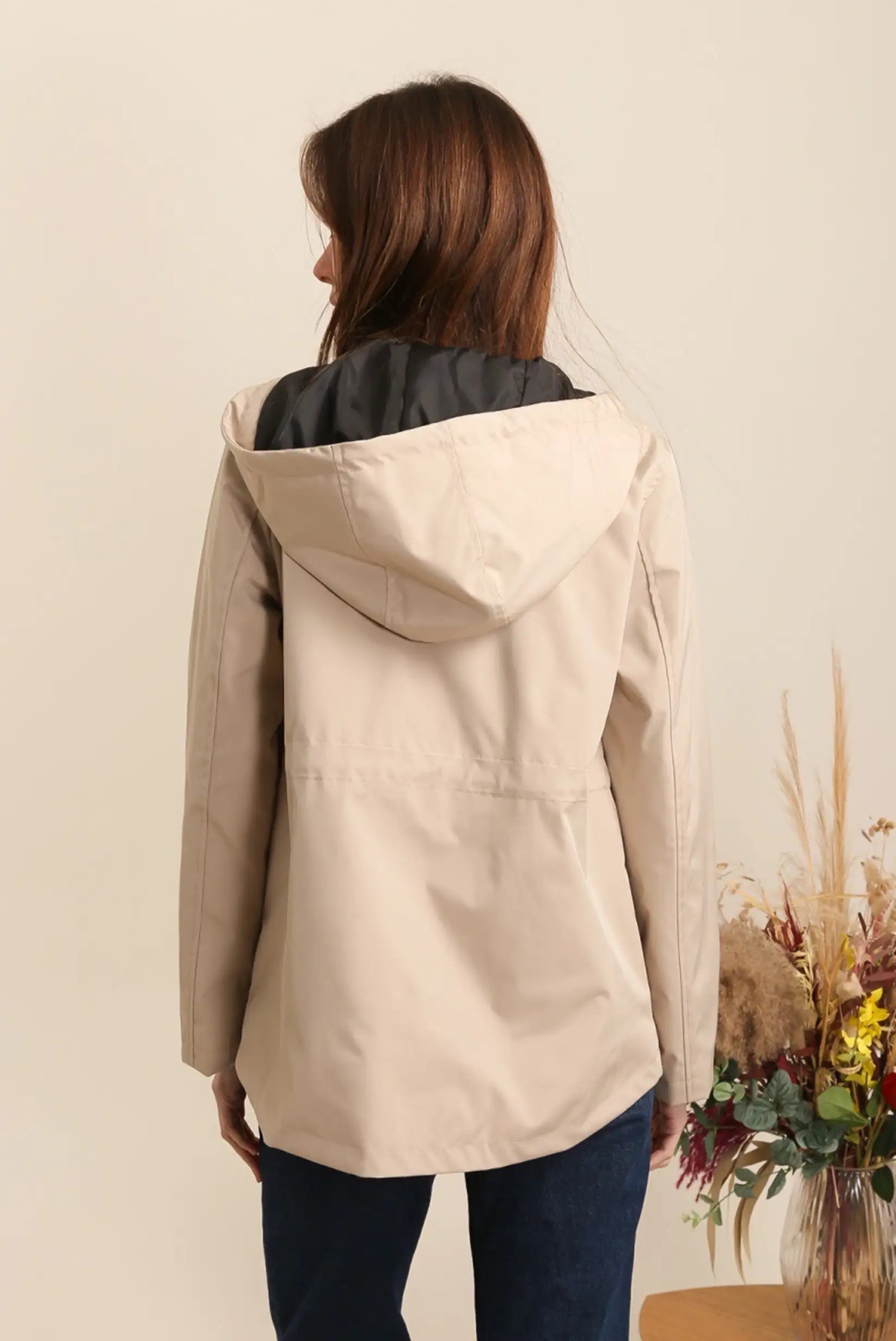 Chubasquero corto impermeable y transpirable beige con capucha
