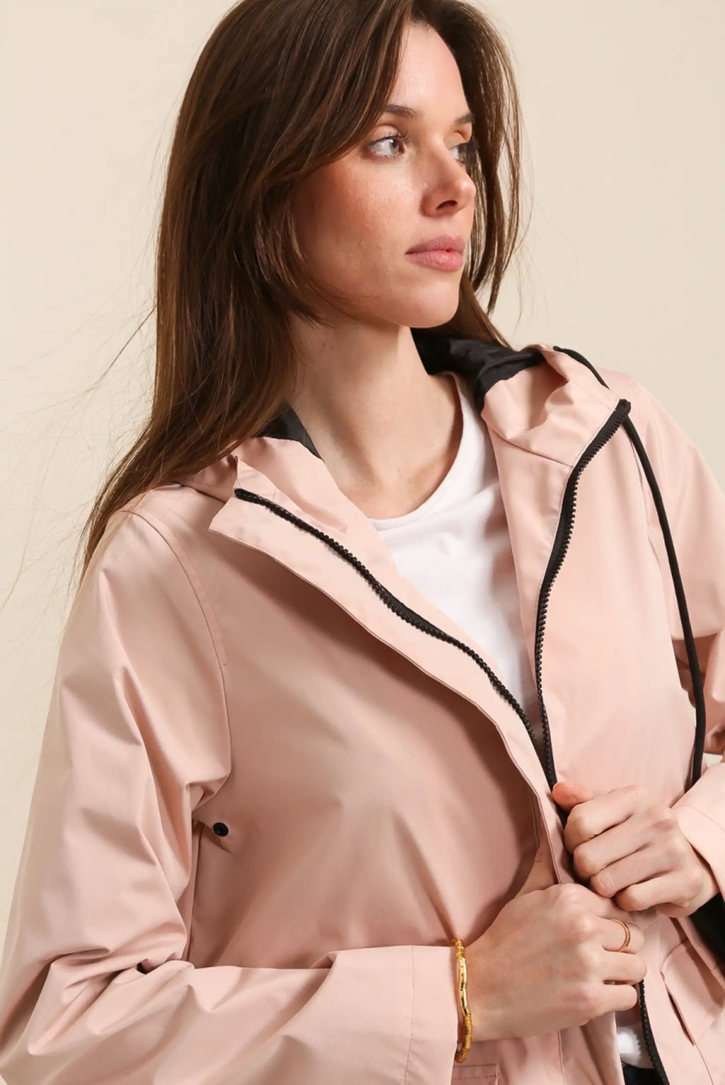 Chubasquero corto impermeable mujer rosa empolvado con capucha