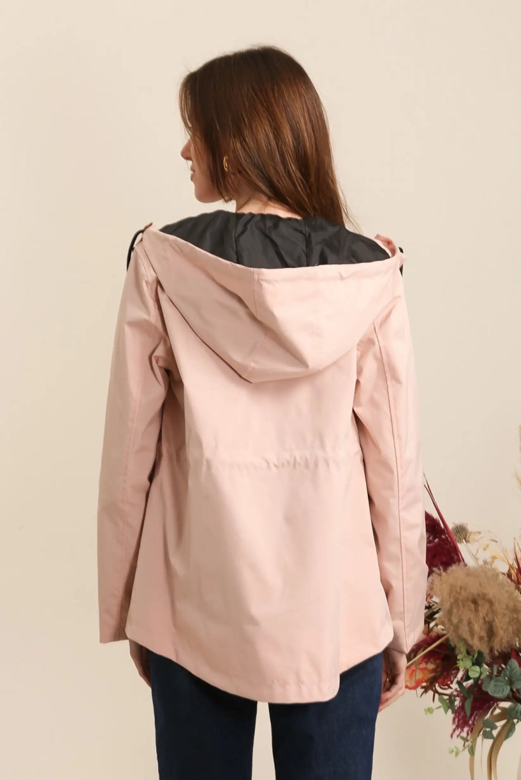 Chubasquero corto impermeable mujer rosa empolvado con capucha