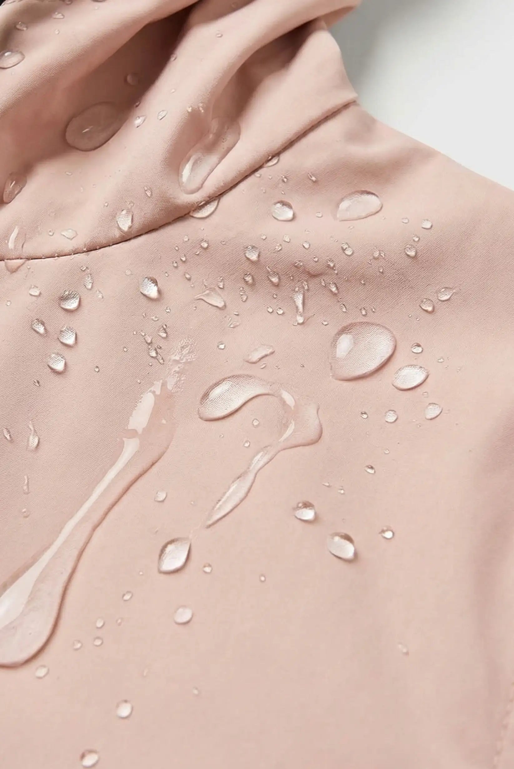 Chubasquero corto impermeable mujer rosa empolvado con capucha