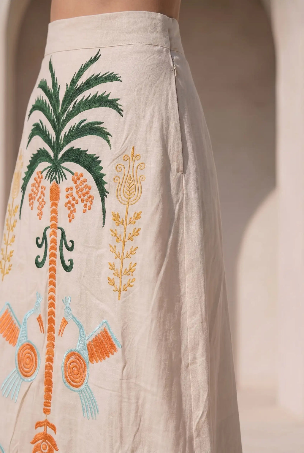 Falda beige larga bordados colores Tropical