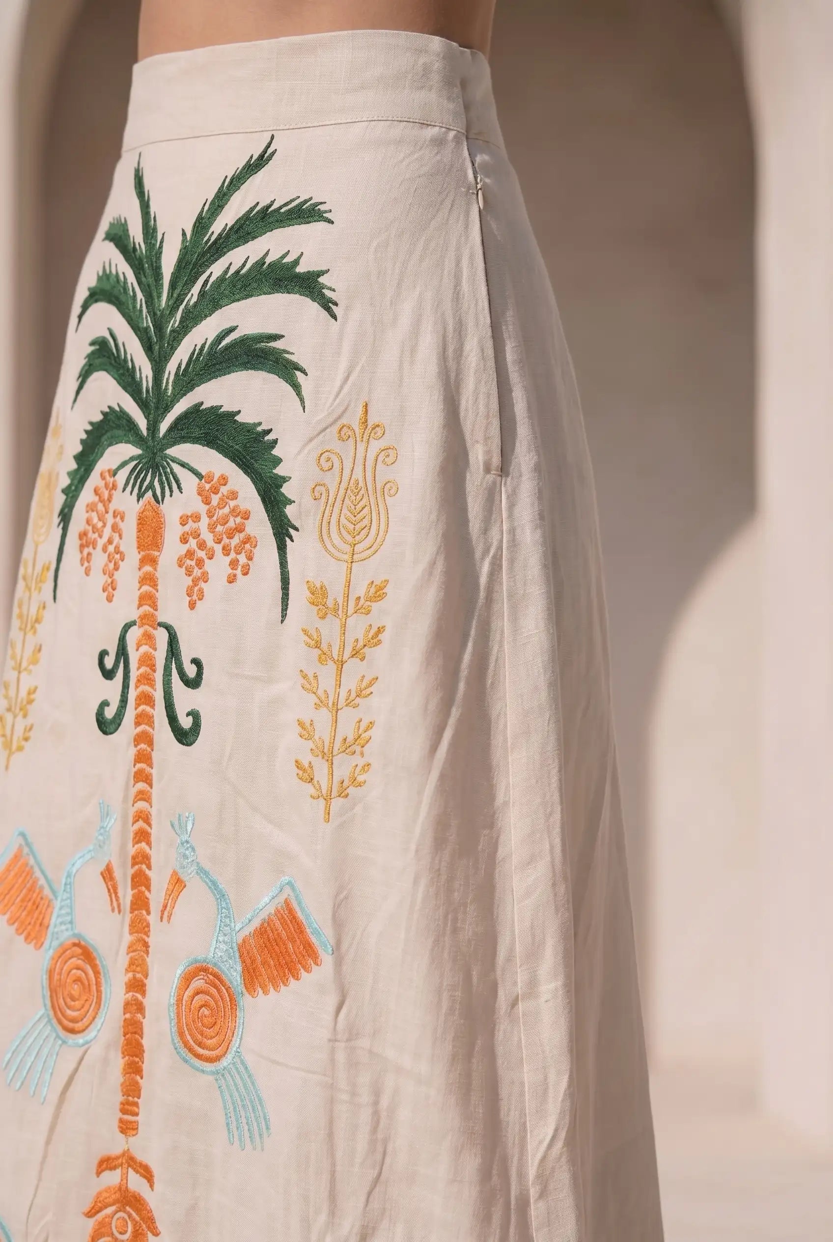 Falda beige larga bordados colores Tropical