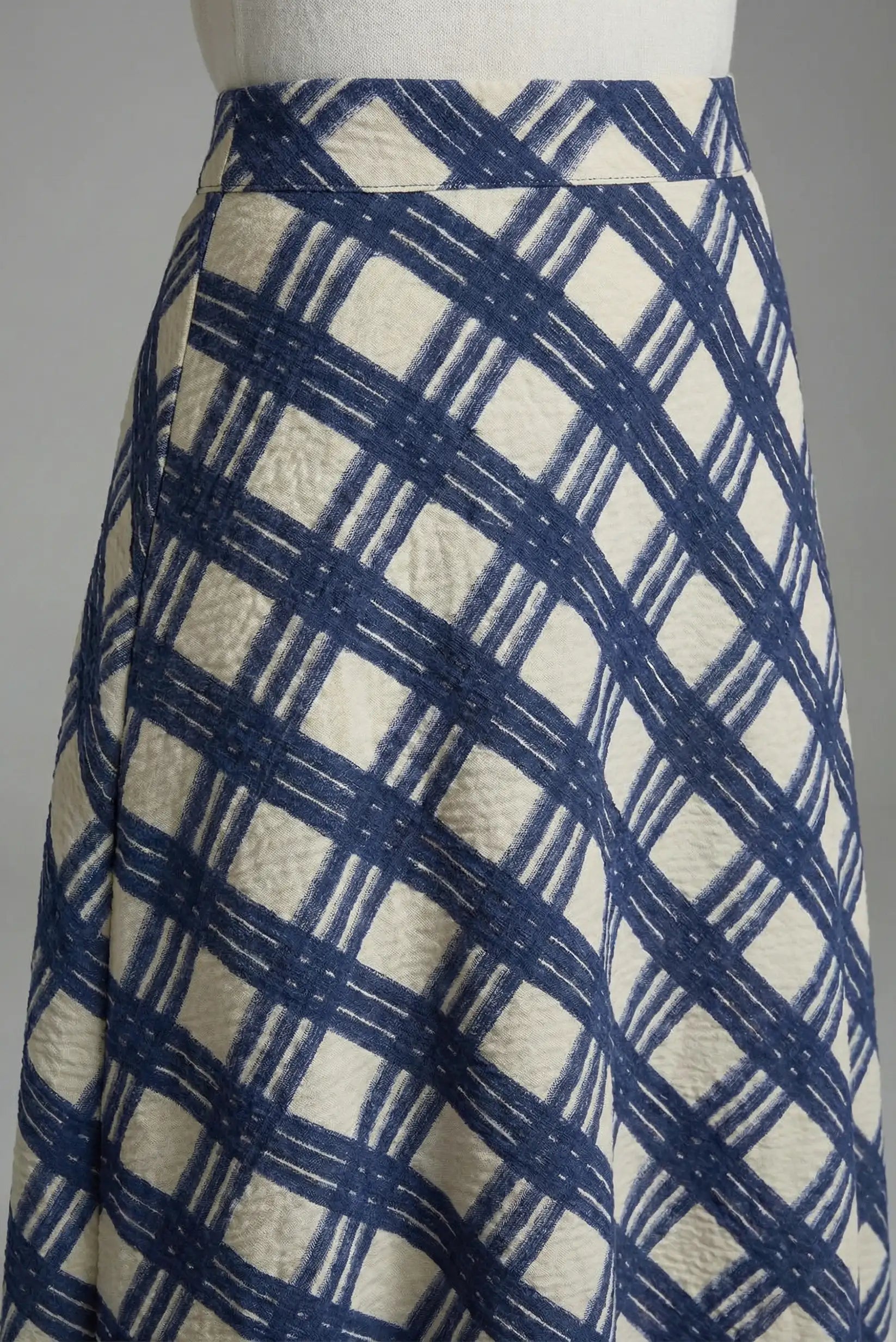 Falda larga de mujer con estampado geométrico en azul y blanco