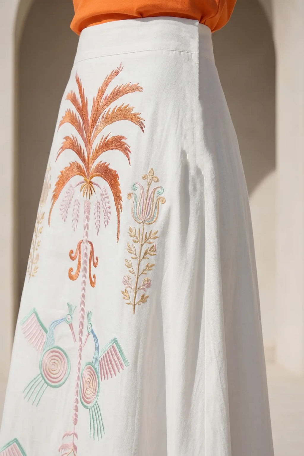 Falda blanca larga bordados colores Tropical