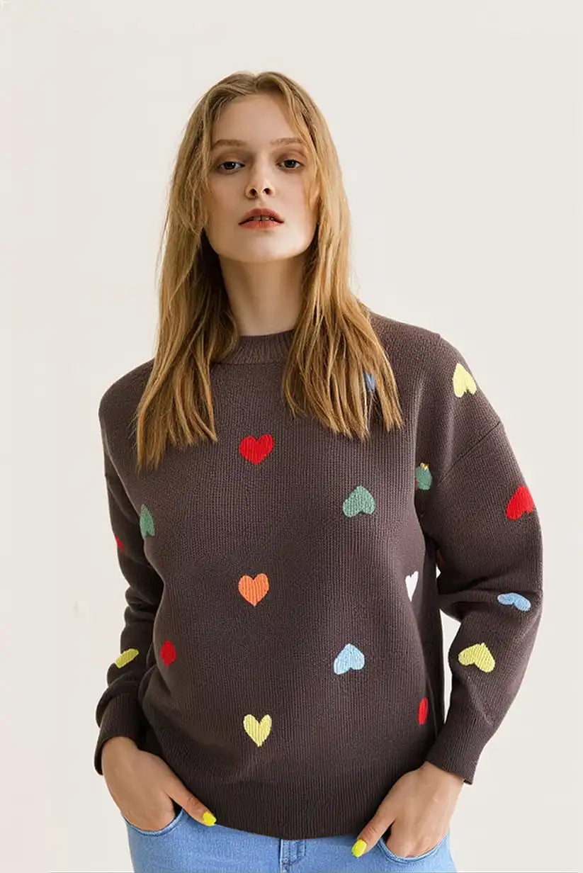 Jersey mujer marrón chocolate con corazones bordados romántico y cálido