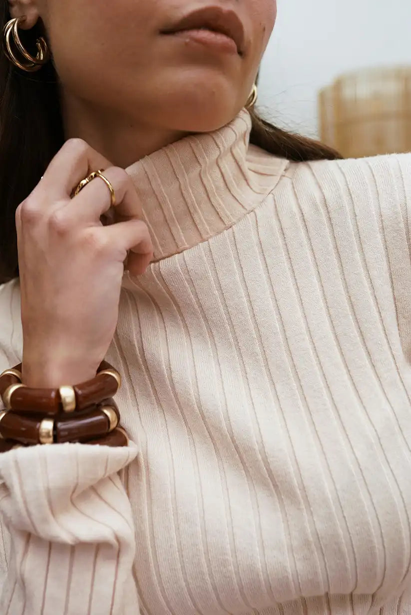 Jersey Beige Mujer Cuello Alto Canalé Ajustado Suave y Elegante