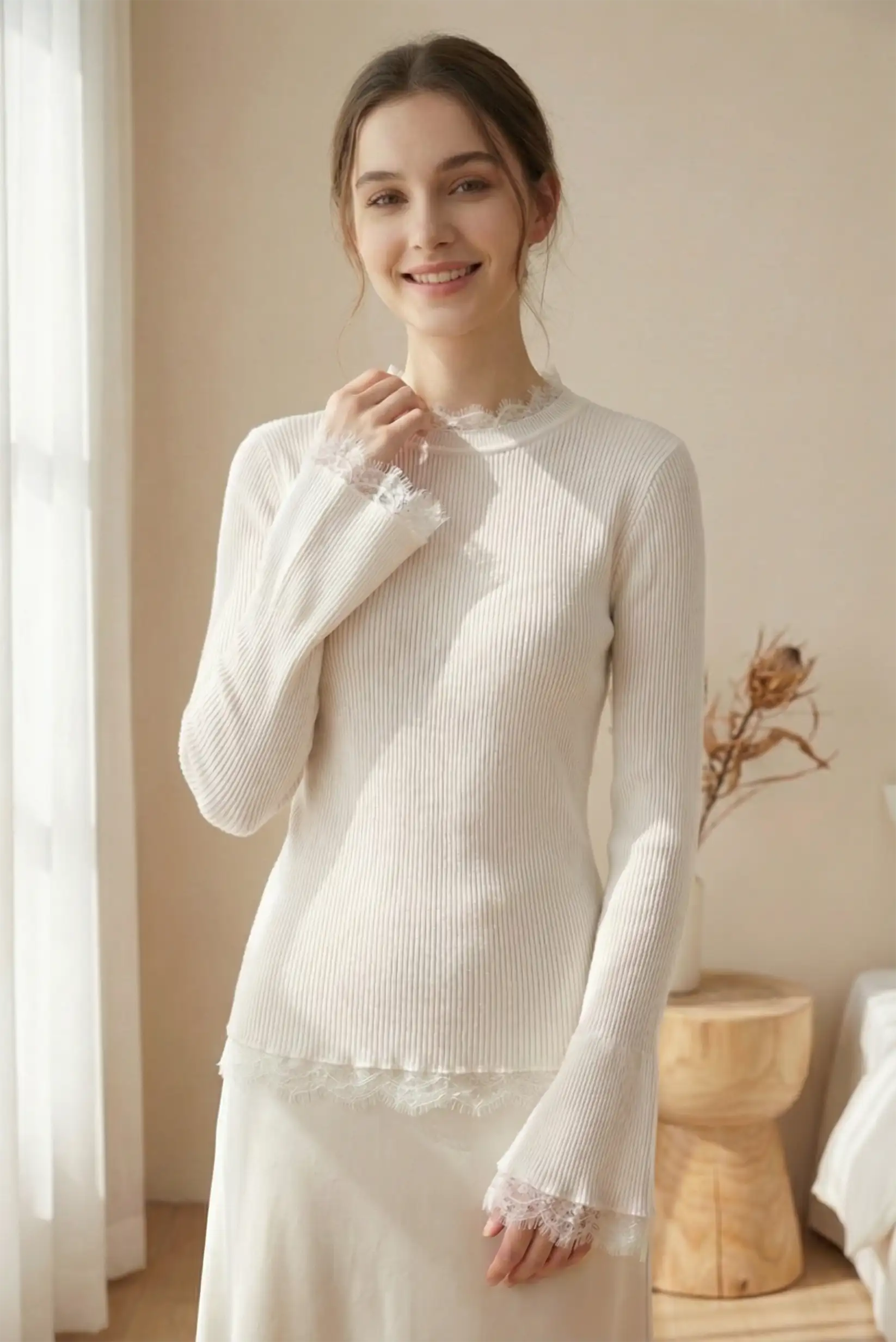 Jersey de punto fino entallado blanco con cuello y puños bordados
