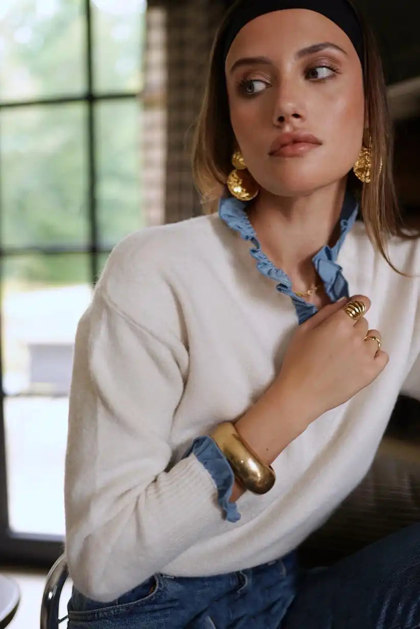 Jersey blanco mujer con volantes azul romántico cálido y elegante