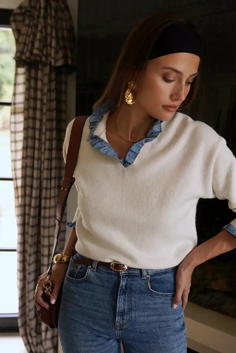 Jersey blanco mujer con volantes azul romántico cálido y elegante