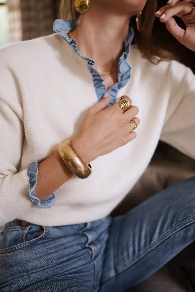 Jersey blanco mujer con volantes azul romántico cálido y elegante