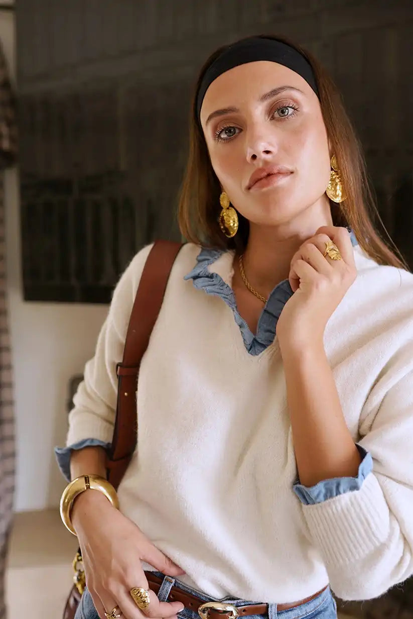 Jersey blanco mujer con volantes azul romántico cálido y elegante