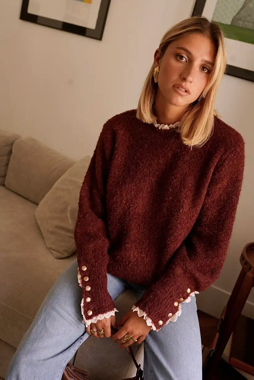 Jersey Burdeos Mujer con Encaje Blanco y Botones Dorados Elegante