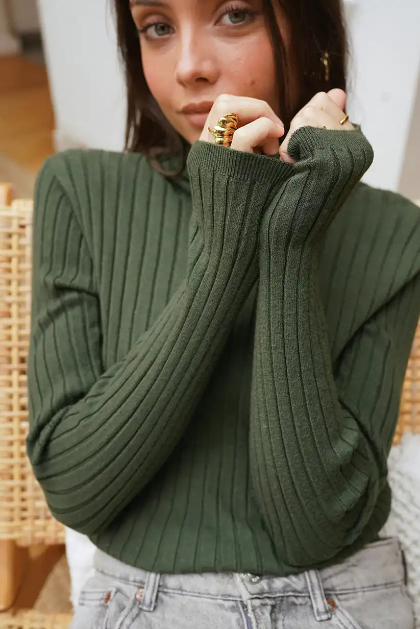 Jersey Verde Kaki Mujer Canalé Cuello Alto Ajustado y Elegante