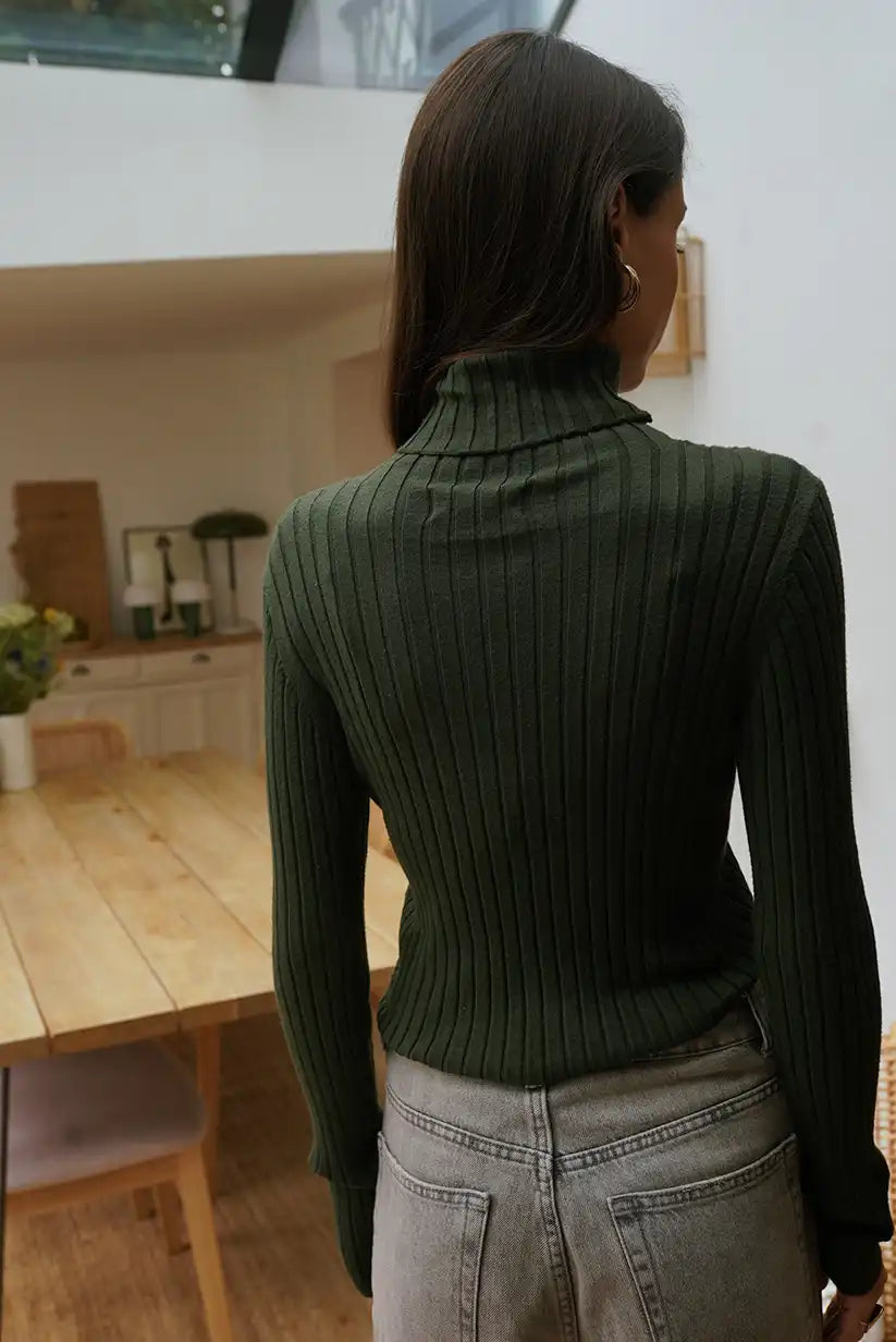 Jersey Verde Kaki Mujer Canalé Cuello Alto Ajustado y Elegante
