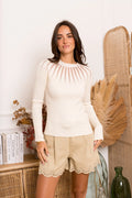 Jersey beige de punto con detalle calado en el escote